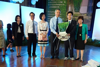 PM Lee receiving DoodleChair from student artist, Ng Li Jie