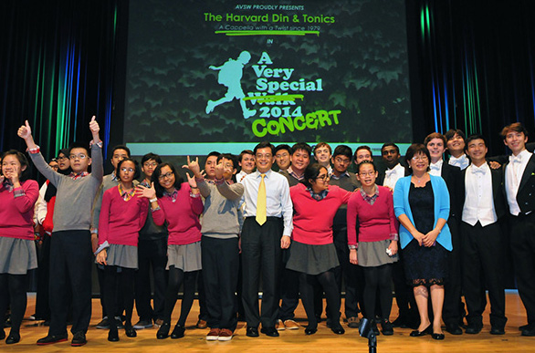 A group photo with Guest-Of-Honour, Minister for Education, Mr Heng Swee Keat (centre)